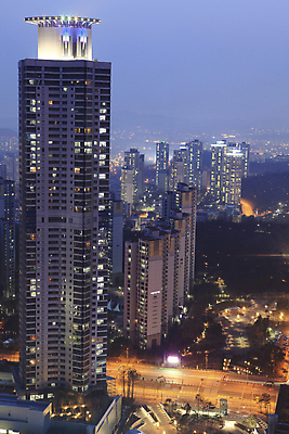 포토 JPG 식물 시설물 건축물 현대건축 건축 도로 야경 조명 아파트 한국 빌딩 사람없음 야외 건물 빛 도시풍경 상점 고층빌딩 도시 항아리 도심 경기도 공동주택 동탄 동탄신도시 수원 아파트단지 국내포토 아시아 길 교통시설 주택 풍경 도자기 야간 신도시 파일형식 풍경_경치