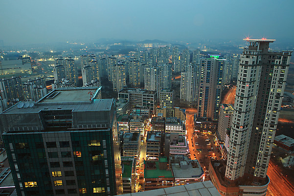 포토 JPG 식물 시설물 건축물 현대건축 건축 도로 육상교통 야경 자동차 조명 아파트 한국 빌딩 사람없음 야외 건물 빛 도시풍경 상점 고층빌딩 도시 항아리 도심 경기도 공동주택 동탄 동탄신도시 수원 아파트단지 국내포토 아시아 길 교통수단 교통시설 주택 풍경 도자기 야간 신도시 파일형식 풍경_경치