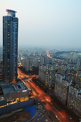 포토 JPG 식물 시설물 건축물 현대건축 건축 도로 육상교통 야경 자동차 조명 아파트 한국 빌딩 사람없음 야외 건물 빛 도시풍경 상점 고층빌딩 도시 항아리 도심 경기도 공동주택 동탄 동탄신도시 수원 아파트단지 국내포토 아시아 길 교통수단 교통시설 주택 풍경 도자기 야간 신도시 파일형식 풍경_경치