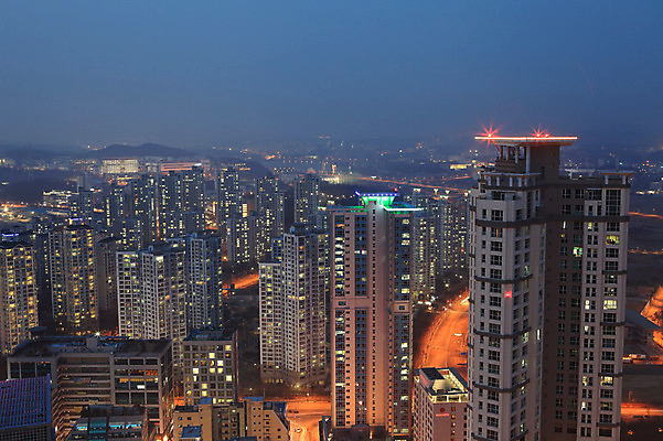 포토 JPG 식물 시설물 건축물 현대건축 건축 도로 육상교통 야경 자동차 조명 아파트 한국 빌딩 사람없음 야외 건물 빛 도시풍경 상점 고층빌딩 도시 항아리 도심 경기도 공동주택 동탄 동탄신도시 수원 아파트단지 국내포토 아시아 길 교통수단 교통시설 주택 풍경 도자기 야간 신도시 파일형식 풍경_경치