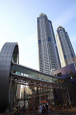 포토 JPG 나무 식물 시설물 건축물 현대건축 건축 아파트 한국 사람 풍경 빌딩 여러명 야외 건물 도시풍경 상점 고층빌딩 도시 항아리 도심 야간 통로 경기도 공동주택 구름다리 동탄 동탄신도시 수원 아파트단지 주상복합 가교 국내포토 자연요소 아시아 다수 주택 다리_건축물 도자기 신도시 파일형식