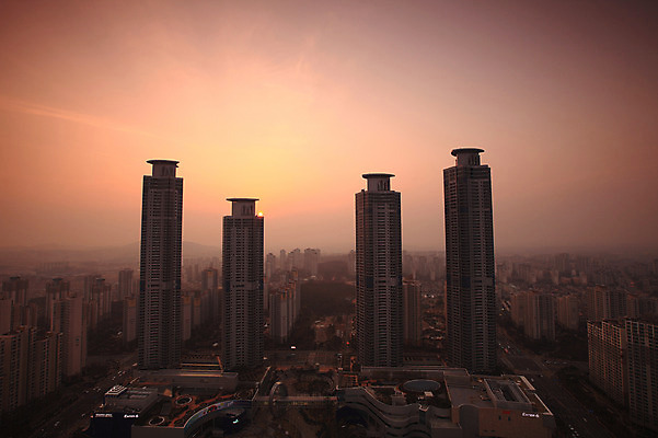 포토 JPG 나무 식물 시설물 건축물 현대건축 건축 실루엣 도로 육상교통 자동차 아파트 한국 풍경 빌딩 사람없음 야외 건물 도시풍경 일출 상점 고층빌딩 일몰 도시 항아리 도심 야간 경기도 공동주택 동탄 동탄신도시 수원 아파트단지 주상복합 국내포토 자연요소 아시아 길 교통수단 교통시설 주택 촬영기법 노을 도자기 신도시 파일형식