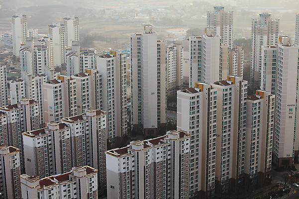 포토 JPG 주간 나무 식물 시설물 건축물 현대건축 건축 아파트 한국 풍경 빌딩 사람없음 야외 건물 도시풍경 고층빌딩 도시 항아리 도심 경기도 공동주택 동탄 동탄신도시 분양 수원 아파트단지 국내포토 자연요소 아시아 부동산 주택 도자기 신도시 파일형식