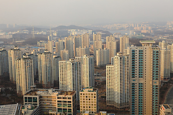포토 JPG 주간 나무 식물 시설물 건축물 현대건축 건축 아파트 한국 풍경 빌딩 사람없음 야외 건물 도시풍경 고층빌딩 도시 항아리 도심 경기도 공동주택 동탄 동탄신도시 분양 수원 아파트단지 국내포토 자연요소 아시아 부동산 주택 도자기 신도시 파일형식