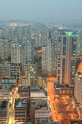 포토 JPG 나무 식물 시설물 건축물 현대건축 건축 도로 육상교통 자동차 아파트 한국 풍경 빌딩 사람없음 야외 건물 도시풍경 상점 고층빌딩 도시 항아리 도심 야간 주차 주차장 경기도 공동주택 동탄 동탄신도시 수원 아파트단지 국내포토 자연요소 아시아 길 교통수단 교통시설 주택 도자기 신도시 파일형식