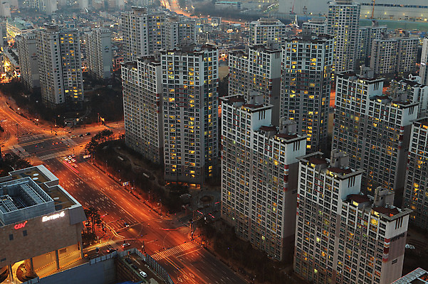 포토 JPG 식물 시설물 건축물 현대건축 건축 도로 육상교통 야경 자동차 아파트 한국 빌딩 사람없음 야외 건물 도시풍경 상점 고층빌딩 도시 항아리 도심 경기도 공동주택 동탄 동탄신도시 수원 아파트단지 국내포토 아시아 길 교통수단 교통시설 주택 풍경 도자기 야간 신도시 파일형식 풍경_경치