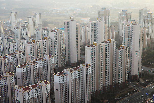 포토 JPG 주간 나무 식물 시설물 건축물 현대건축 건축 도로 육상교통 자동차 아파트 한국 풍경 빌딩 사람없음 야외 건물 도시풍경 마을 고층빌딩 도시 항아리 도심 경기도 공동주택 동탄 동탄신도시 분양 수원 아파트단지 국내포토 자연요소 아시아 길 교통수단 교통시설 부동산 주택 도자기 신도시 파일형식