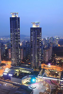 포토 JPG 식물 시설물 건축물 현대건축 건축 도로 육상교통 야경 자동차 조명 아파트 한국 빌딩 사람없음 야외 건물 빛 도시풍경 상점 고층빌딩 도시 항아리 도심 경기도 공동주택 동탄 동탄신도시 수원 아파트단지 주상복합 국내포토 아시아 길 교통수단 교통시설 주택 풍경 도자기 야간 신도시 파일형식 풍경_경치