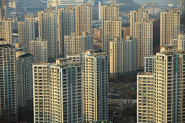 포토 JPG 주간 나무 식물 시설물 건축물 현대건축 건축 도로 육상교통 자동차 아파트 한국 풍경 빌딩 사람없음 야외 건물 도시풍경 고층빌딩 도시 항아리 도심 경기도 공동주택 동탄 동탄신도시 분양 수원 아파트단지 국내포토 자연요소 아시아 길 교통수단 교통시설 부동산 주택 도자기 신도시 파일형식