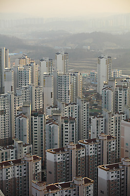 포토 JPG 주간 나무 식물 시설물 건축물 현대건축 건축 도로 육상교통 자동차 산 아파트 한국 풍경 빌딩 사람없음 야외 건물 도시풍경 상점 고층빌딩 도시 항아리 도심 경기도 공동주택 동탄 동탄신도시 분양 수원 아파트단지 국내포토 자연요소 아시아 길 교통수단 교통시설 부동산 주택 도자기 신도시 파일형식