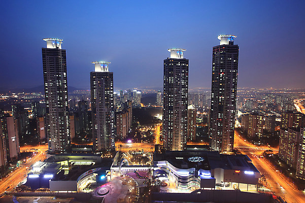 포토 JPG 식물 시설물 건축물 현대건축 건축 도로 육상교통 야경 자동차 조명 아파트 한국 빌딩 사람없음 야외 건물 빛 도시풍경 상점 고층빌딩 도시 항아리 도심 경기도 공동주택 동탄 동탄신도시 수원 아파트단지 주상복합 국내포토 아시아 길 교통수단 교통시설 주택 풍경 도자기 야간 신도시 파일형식 풍경_경치