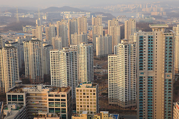 포토 JPG 주간 나무 식물 시설물 건축물 현대건축 건축 도로 호수 산 아파트 한국 풍경 빌딩 사람없음 야외 건물 도시풍경 고층빌딩 저수지 도시 항아리 도심 경기도 공동주택 동탄 동탄신도시 분양 수원 아파트단지 국내포토 자연요소 아시아 길 교통시설 부동산 주택 도자기 신도시 파일형식