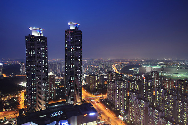 포토 JPG 식물 시설물 건축물 현대건축 건축 도로 육상교통 야경 자동차 조명 아파트 한국 빌딩 사람없음 야외 건물 빛 도시풍경 상점 고층빌딩 도시 항아리 도심 경기도 공동주택 동탄 동탄신도시 수원 아파트단지 주상복합 국내포토 아시아 길 교통수단 교통시설 주택 풍경 도자기 야간 신도시 파일형식 풍경_경치