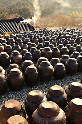 포토 JPG 주간 나무 식물 한국문화 한국전통 전통 그릇 건축물 건축 선 줄 생활용품 다수 한국건축 자연 산 한옥 한국 굴뚝 기와집 그림자 풍경 사람없음 야외 건물 햇빛 여러개 시골 항아리 용기 풀 연기 경상도 경상남도 보관함 양산 토기 저장고 서운암 국내포토 자연요소 동양문화 식기 아시아 고건축 태양 도자기 용기_그릇 오브젝트 생태계 통도사 파일형식