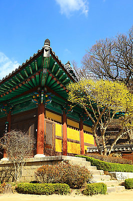 포토 JPG 주간 나무 식물 구름 한국문화 한국전통 전통 시설물 건축물 종교 전통문화 고건축 불교 종교건축 자연 종교시설 하늘 산 한국 돌담 기와 풍경 사람없음 야외 건물 담장 계단 사찰 사원 경상도 경상남도 양산 기와지붕 돌계단 통도사 국내포토 양산시 자연요소 동양문화 건축 아시아 문화 비즈니스 지붕 돌_바위 시설 생태계 파일형식 양산_지역