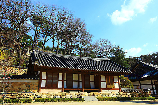 포토 JPG 주간 나무 식물 구름 한국문화 한국전통 전통 시설물 건축물 종교 전통문화 고건축 불교 종교건축 자연 종교시설 하늘 산 한국 돌담 기와 풍경 사람없음 야외 건물 담장 계단 사찰 사원 경상도 경상남도 양산 기와지붕 돌계단 통도사 국내포토 양산시 자연요소 동양문화 건축 아시아 문화 비즈니스 지붕 돌_바위 시설 생태계 파일형식 양산_지역