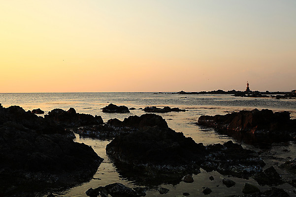 포토 JPG 주간 실루엣 물결 바다 자연 하늘 한국 등대 풍경 해변 사람없음 야외 일출 노을 황혼 일몰 돌_바위 바위 경주 경상북도 감포 송대말 국내포토 자연요소 아시아 촬영기법 경주_경상북도 경상도 생태계 파일형식