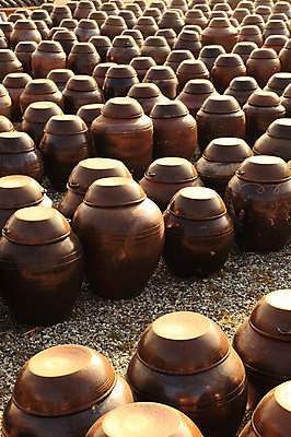 포토 JPG 주간 한국문화 한국전통 전통 그릇 선 줄 생활용품 다수 백그라운드 한국 풍경 사람없음 야외 햇빛 반사 여러개 시골 항아리 용기 경상도 경상남도 보관함 양산 토기 저장고 서운암 국내포토 자연요소 동양문화 식기 아시아 태양 도자기 용기_그릇 오브젝트 통도사 파일형식