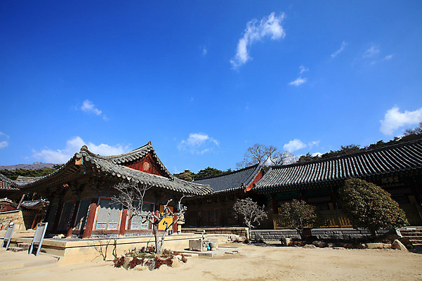 포토 JPG 주간 나무 식물 구름 한국문화 한국전통 전통 시설물 건축물 종교 전통문화 고건축 불교 종교건축 자연 종교시설 하늘 한국 기와 그림자 풍경 사람없음 야외 건물 나뭇가지 사찰 사원 경상도 경상남도 양산 기와지붕 바가지 소화기 물바가지 약수물 약수터 통도사 국내포토 양산시 자연요소 동양문화 건축 아시아 문화 비즈니스 지붕 안전장비 소방 시설 생태계 파일형식 양산_지역