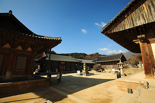 포토 JPG 주간 나무 구름 한국문화 한국전통 전통 시설물 건축물 종교 전통문화 고건축 불교 종교건축 자연 종교시설 한국 돌담 기와 기와집 그림자 사람 풍경 야외 두명 건물 담장 탑 문화재 사찰 사원 석탑 경상도 경상남도 양산 기와지붕 보물제1471호 삼층석탑 통도사 국내포토 양산시 자연요소 식물 동양문화 건축 아시아 문화 비즈니스 지붕 한옥 돌_바위 시설 생태계 파일형식 양산_지역
