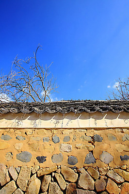 포토 JPG 주간 나무 식물 구름 한국전통 전통 시설물 건축물 전통문화 고건축 자연 하늘 돌담 기와 그림자 풍경 사람없음 야외 담장 돌_바위 조약돌 풀 경상도 경상남도 양산 기와지붕 통도사 국내포토 양산시 자연요소 건축 문화 지붕 한국 사찰 생태계 파일형식 양산_지역