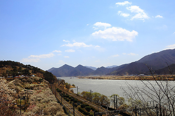 포토 JPG 주간 식물 구름 계절 자연 하늘 산 한국 풍경 사람없음 야외 강 봄풍경 봄 기찻길 경상남도 매화 매화나무 매화마을 매화축제 순매원 철도의날 국내포토 자연요소 나무 꽃 아시아 경상도 생태계 광양 꽃축제 파일형식 법정기념일