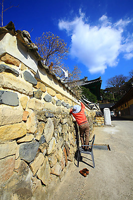 포토 JPG 주간 나무 식물 구름 한국전통 전통 시설물 건축물 전통문화 육상교통 신발 고건축 의자 자동차 자연 하늘 돌담 기와 한명 사람 풍경 야외 담장 사진촬영 돌_바위 조약돌 풀 경상도 경상남도 양산 기와지붕 통도사 국내포토 양산시 자연요소 1 건축 문화 교통수단 가구 지붕 한국 촬영 사찰 생태계 파일형식 양산_지역