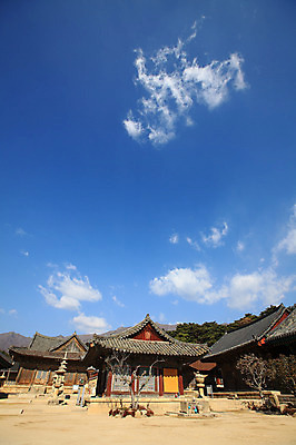 포토 JPG 주간 나무 식물 구름 한국문화 한국전통 전통 시설물 건축물 종교 전통문화 고건축 불교 종교건축 자연 종교시설 하늘 산 한국 기와 풍경 사람없음 야외 건물 계단 탑 사찰 사원 석탑 경상도 경상남도 양산 기와지붕 바가지 돌계단 소화기 물바가지 약수물 약수터 통도사 국내포토 양산시 자연요소 동양문화 건축 아시아 문화 비즈니스 지붕 돌_바위 안전장비 소방 시설 생태계 파일형식 양산_지역