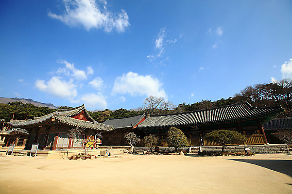 포토 JPG 주간 나무 식물 구름 한국문화 한국전통 전통 시설물 건축물 종교 전통문화 고건축 불교 종교건축 자연 종교시설 하늘 산 한국 기와 풍경 사람없음 야외 건물 계단 나뭇가지 사찰 사원 경상도 경상남도 양산 기와지붕 바가지 돌계단 소화기 물바가지 약수물 약수터 통도사 국내포토 양산시 자연요소 동양문화 건축 아시아 문화 비즈니스 지붕 돌_바위 안전장비 소방 시설 생태계 파일형식 양산_지역