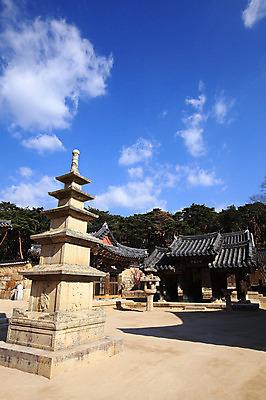 포토 JPG 주간 나무 식물 구름 한국문화 한국전통 전통 시설물 건축물 종교 전통문화 고건축 불교 종교건축 자연 종교시설 하늘 산 한국 기와 그림자 풍경 사람없음 야외 건물 탑 문화재 사찰 사원 석탑 경상도 경상남도 양산 기와지붕 불탑 통도사 국내포토 양산시 자연요소 동양문화 건축 아시아 문화 비즈니스 지붕 시설 생태계 파일형식 양산_지역