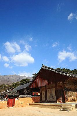 포토 JPG 주간 나무 식물 구름 한국문화 한국전통 전통 시설물 건축물 종교 전통문화 고건축 불교 종교건축 자연 종교시설 하늘 출입구 산 한국 기와 풍경 사람없음 야외 건물 문 계단 사찰 사원 경상도 경상남도 양산 기와지붕 돌계단 소화기 수호신 통도사 국내포토 양산시 자연요소 동양문화 건축 아시아 문화 비즈니스 지붕 돌_바위 신_종교 안전장비 소방 시설 생태계 파일형식 양산_지역