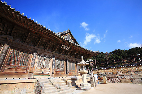 포토 JPG 주간 나무 식물 구름 한국문화 한국전통 전통 시설물 건축물 종교 전통문화 고건축 불교 종교건축 자연 종교시설 하늘 한국 돌담 기와 그림자 풍경 사람없음 야외 건물 담장 계단 사찰 사원 경상도 경상남도 양산 기와지붕 돌계단 대웅전 통도사 국내포토 양산시 자연요소 동양문화 건축 아시아 문화 비즈니스 지붕 돌_바위 시설 생태계 파일형식 양산_지역