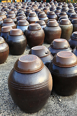 포토 JPG 주간 한국문화 한국전통 전통 그릇 선 줄 생활용품 다수 백그라운드 한국 풍경 사람없음 야외 여러개 시골 항아리 용기 경상도 경상남도 보관함 양산 토기 저장고 서운암 국내포토 자연요소 동양문화 식기 아시아 도자기 용기_그릇 오브젝트 통도사 파일형식