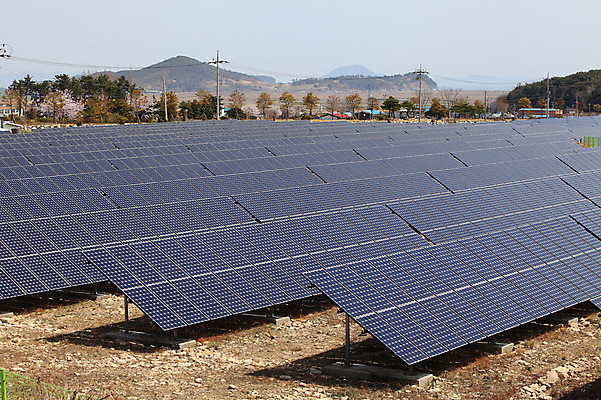 포토 JPG 주간 나무 식물 건축물 선 줄 미래 산 주택 그림자 사람없음 야외 건물 태양 환경 여러개 발전기 발전소 에너지 과학기술 전선 돌_바위 조약돌 그린에너지 전봇대 태양에너지 집열판 국내포토 자연요소 공공시설 건축 다수 컨셉 기술 파일형식