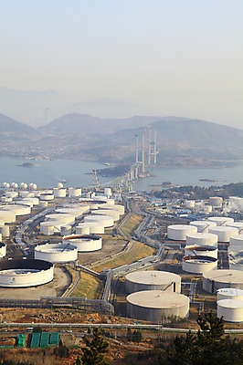 포토 JPG 주간 건축물 산업 교통수단 바다 섬 공장 공업 산 주택 한국 풍경 사람없음 야외 건물 도시풍경 마을 건설현장 안개 도시 항아리 어선 전라남도 탱크 저장고 공사중 여수 여수산업단지 원통형 선박 국내포토 자연요소 도형 건축 아시아 교통 수상교통 배_교통 날씨 건설업 공사 도자기 전라도 산업단지 파일형식