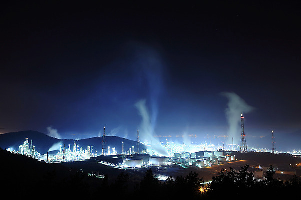 포토 JPG 건축물 산업 바다 야경 공장 공업 조명 산 한국 굴뚝 사람없음 야외 건물 빛 도시풍경 안개 도시 항아리 연기 전라남도 탱크 저장고 산업단지 여수 공업단지 여수산업단지 원통형 국내포토 도형 건축 아시아 날씨 풍경 도자기 야간 전라도 파일형식 풍경_경치
