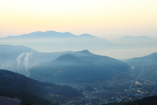 포토 JPG 주간 나무 식물 계절 공장 자연 산 한국 굴뚝 풍경 사람없음 야외 햇빛 마을 일출 노을 일몰 봄풍경 봄 안개 시골 풀 연기 정상 전라남도 산업시설 산업단지 여수 여수산업단지 국내포토 자연요소 산업 아시아 공업 날씨 태양 전라도 생태계 파일형식