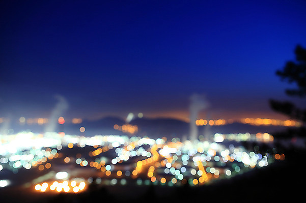 포토 JPG 식물 건축물 산업 야경 공장 공업 조명 산 한국 굴뚝 사람없음 야외 건물 빛 도시풍경 안개 도시 항아리 연기 소프트포커스 전라남도 흔들림 산업단지 여수 공업단지 여수산업단지 국내포토 건축 아시아 모션 날씨 촬영기법 풍경 도자기 야간 전라도 파일형식 풍경_경치