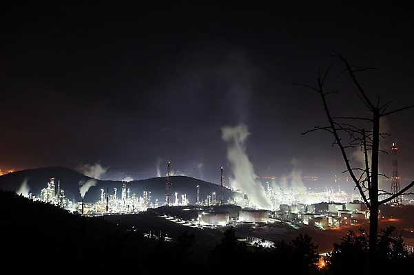 포토 JPG 나무 식물 건축물 산업 바다 야경 공장 공업 조명 산 한국 굴뚝 사람없음 야외 건물 빛 도시풍경 건설현장 안개 나뭇가지 도시 항아리 연기 전라남도 탱크 저장고 산업단지 공사중 여수 공업단지 여수산업단지 원통형 국내포토 도형 건축 아시아 날씨 건설업 공사 풍경 도자기 야간 전라도 파일형식 풍경_경치