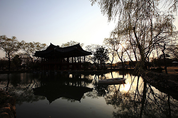 포토 JPG 주간 나무 식물 한국문화 한국전통 전통 건축물 건축 실루엣 전통문화 호수 고건축 한국건축 한국 물그림자 그림자 풍경 사람없음 야외 건물 강 반사 노을 일몰 연못 나룻배 전라북도 정자 광한루 남원 선박 국내포토 자연요소 동양문화 아시아 문화 수상교통 배_교통 촬영기법 전라도 파일형식