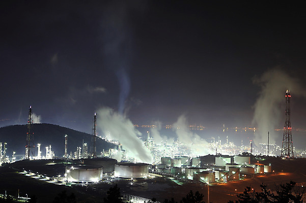 포토 JPG 식물 건축물 산업 바다 야경 공장 공업 조명 산 한국 굴뚝 사람없음 야외 건물 빛 도시풍경 안개 도시 항아리 연기 전라남도 탱크 저장고 산업단지 여수 공업단지 여수산업단지 원통형 국내포토 도형 건축 아시아 날씨 풍경 도자기 야간 전라도 파일형식 풍경_경치