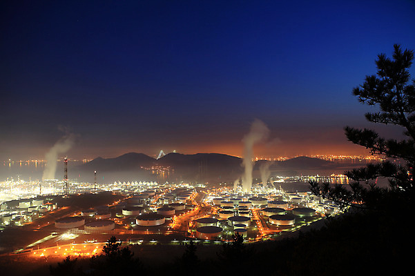 포토 JPG 나무 식물 건축물 산업 바다 야경 공장 공업 조명 산 한국 굴뚝 사람없음 야외 건물 빛 안개 항아리 연기 전라남도 탱크 저장고 산업단지 여수 공업단지 여수산업단지 원통형 국내포토 도형 건축 아시아 날씨 도자기 야간 전라도 파일형식 풍경_경치