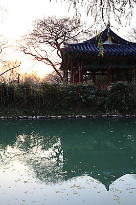 포토 JPG 주간 나무 식물 한국문화 한국전통 전통 건축물 건축 전통문화 호수 고건축 한국건축 한국 물그림자 그림자 풍경 사람없음 야외 건물 강 반사 노을 일몰 연못 풀 전라북도 정자 광한루 남원 국내포토 자연요소 동양문화 아시아 문화 전라도 파일형식