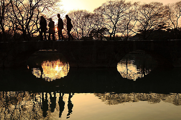 포토 JPG 주간 나무 식물 한국문화 한국전통 실루엣 호수 자연 한국 물그림자 그림자 사람 풍경 여러명 야외 강 반사 일출 일몰 연못 전라북도 광한루 남원 오작교 가교 국내포토 자연요소 동양문화 전통 건축물 아시아 다수 촬영기법 노을 전라도 생태계 파일형식