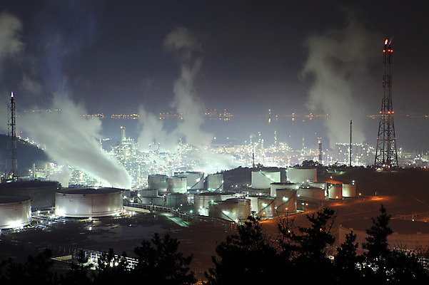포토 JPG 식물 건축물 산업 바다 야경 공장 공업 조명 산 한국 굴뚝 사람없음 야외 건물 빛 도시풍경 안개 도시 항아리 연기 전라남도 탱크 저장고 산업단지 여수 공업단지 여수산업단지 원통형 국내포토 도형 건축 아시아 날씨 풍경 도자기 야간 전라도 파일형식 풍경_경치