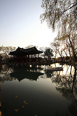 포토 JPG 주간 나무 식물 한국문화 한국전통 전통 건축물 건축 실루엣 전통문화 호수 고건축 한국건축 자연 한국 물그림자 그림자 풍경 사람없음 야외 건물 강 반사 연못 풀 전라북도 정자 광한루 남원 국내포토 자연요소 동양문화 아시아 문화 촬영기법 전라도 생태계 파일형식