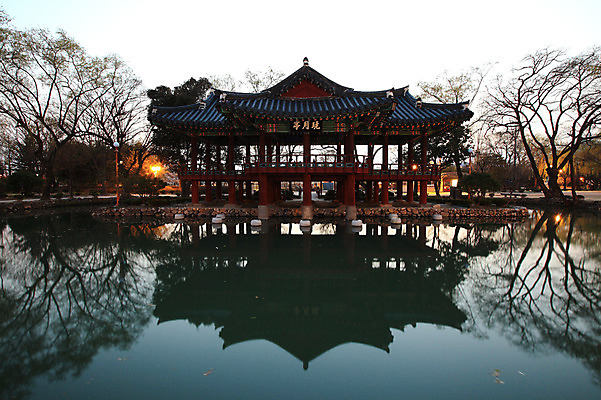 포토 JPG 주간 나무 식물 한국문화 한국전통 전통 건축물 건축 전통문화 호수 고건축 가로등 한국건축 조명 한국 물그림자 그림자 풍경 사람없음 야외 건물 빛 강 반사 연못 풀 전라북도 정자 광한루 남원 국내포토 자연요소 동양문화 공공시설 아시아 문화 전라도 파일형식