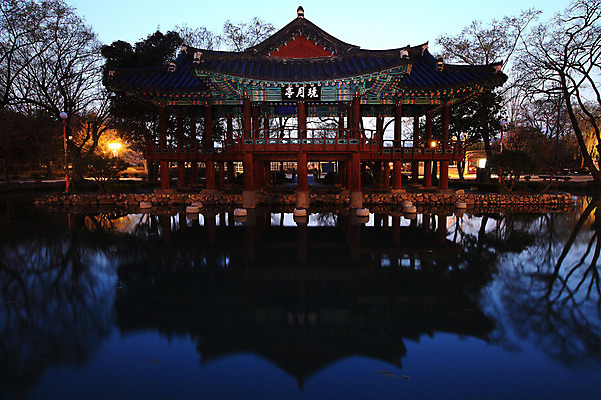 포토 JPG 주간 나무 식물 한국문화 한국전통 전통 건축물 건축 전통문화 호수 고건축 가로등 한국건축 조명 한국 물그림자 그림자 풍경 사람없음 야외 건물 빛 강 반사 연못 풀 전라북도 정자 광한루 남원 국내포토 자연요소 동양문화 공공시설 아시아 문화 전라도 파일형식