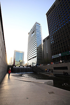 포토 JPG 주간 건축물 도로 육상교통 교통수단 승용차 자동차 거리 서울 물줄기 사람 풍경 빌딩 여러명 야외 건물 물 강 도시풍경 햇빛 도시 청계천 상업시설 국내포토 자연요소 건축 길 다수 교통 교통시설 한국 태양 시설 상업 랜드마크 파일형식