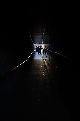 포토 JPG 주간 길 난간 거리 서울 사람 여러명 야외 도시풍경 걷기 어둠 원근감 도시 터널 청계천 지하도 지하보도 국내포토 자연요소 뷰포인트 다수 모션 한국 풍경 강 보행로 랜드마크 파일형식